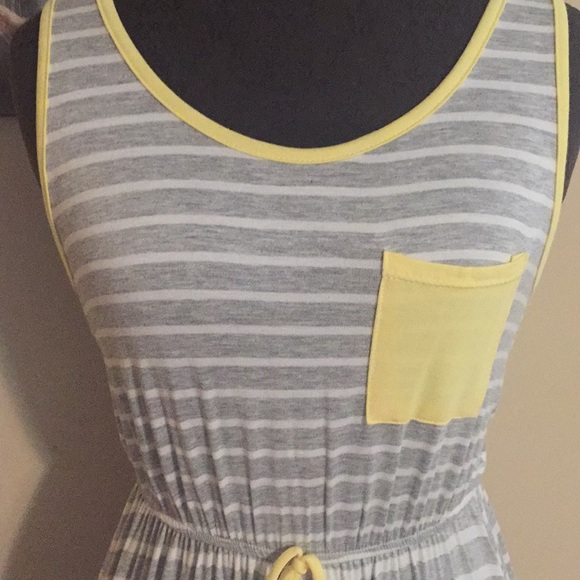 Adorable lemon trim sleeveless dress - Picture 4 of 5